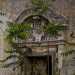 Nonostante ci, la villa, anche negli ultimi anni, ha continuato a mostrare alcuni raffinati decori architettonici, tra cui lelegante torrino e i fregi sugli architravi delle finestre